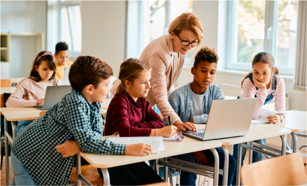 კლასში მასწავლებელი და მოსწავლეები